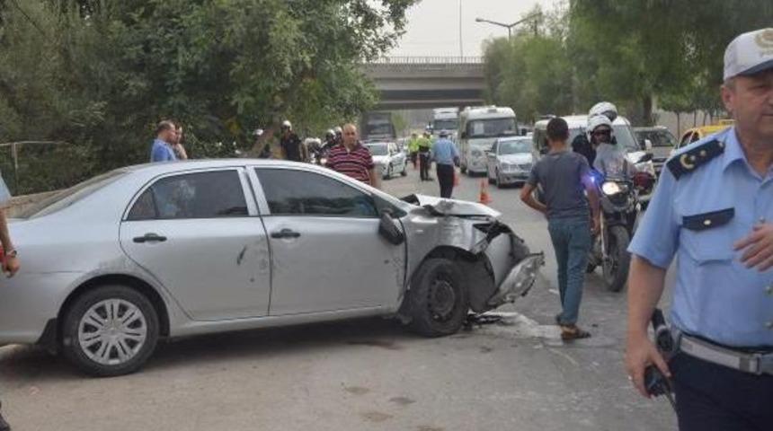 Ciple Polis Otomobiline &Ccedil;arptı; 2 Polis Yaralı