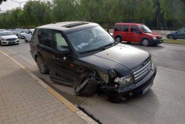 Ciple Polis Otomobiline &Ccedil;arptı; 2 Polis Yaralı 2