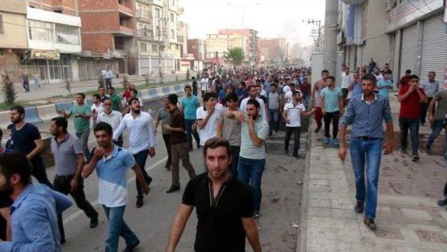 Sokağa Çıkma Yasağının Sürdüğü Cizre'de Protesto Yürüyüşü