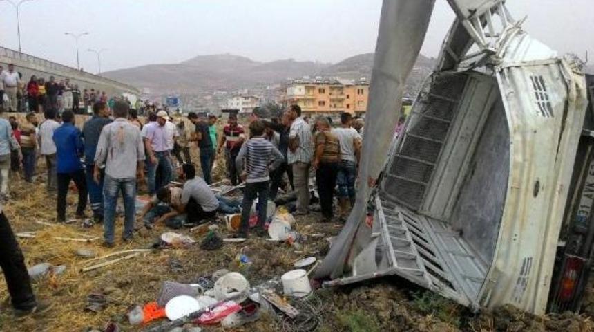 İş&ccedil;i Taşıyan Kamyonet Şarampole Yuvarlandı; 4 &Ouml;l&uuml;, 20 Yaralı