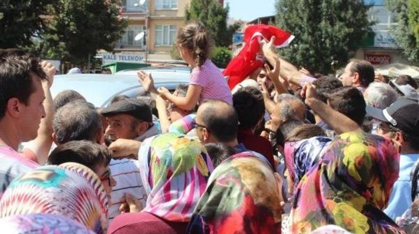 Tavşanlı'da Bayrak Izdihamı