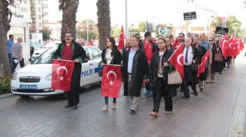 Manisa Barosu'ndan Alkış Ve Y&uuml;r&uuml;y&uuml;şl&uuml; Ter&ouml;r Protestosu