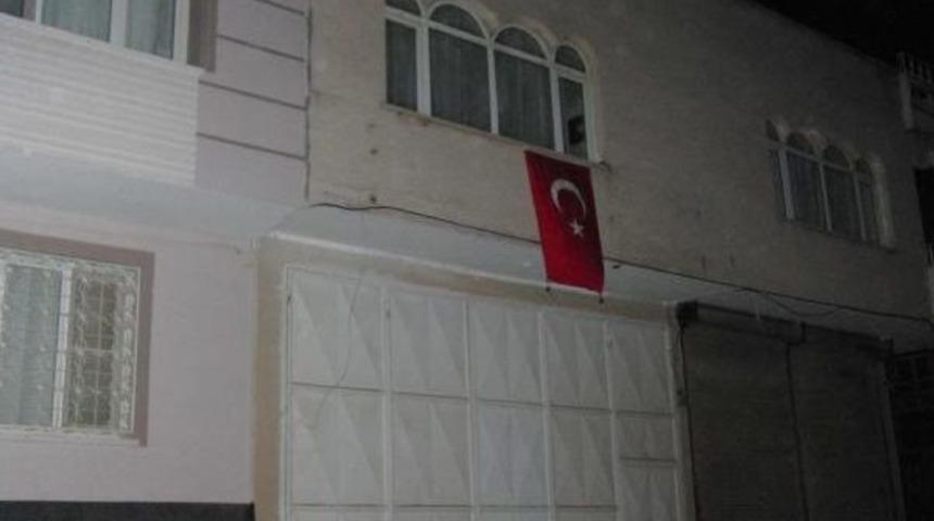 Kiraya Verdiği D&uuml;kkandaki Hdp Tabelalarını S&ouml;k&uuml;p T&uuml;rk Bayrağı Astı