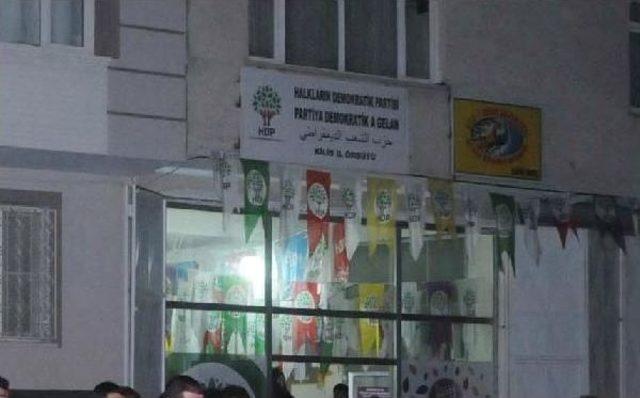 Kiraya Verdiği D&uuml;kkandaki Hdp Tabelalarını S&ouml;k&uuml;p T&uuml;rk Bayrağı Astı 1