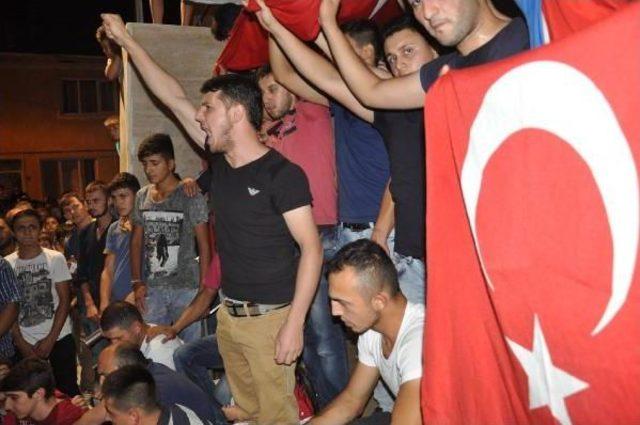 Mahalleli Ter&ouml;r&uuml; Y&uuml;r&uuml;y&uuml;şle Protesto Etti 1