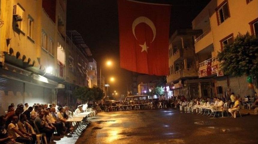 Dev T&uuml;rk Bayrağı Asıp, Şehitler İ&ccedil;in Kur&rsquo;an-ı Kerim Okuttular