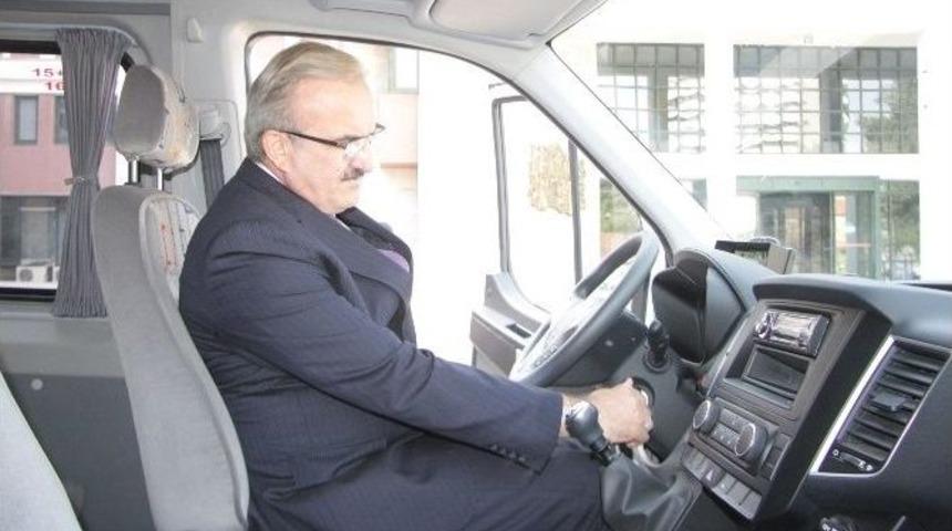 Vali Bağışlanan Aracın Marşına Basarak Test S&uuml;r&uuml;ş&uuml; Yaptı