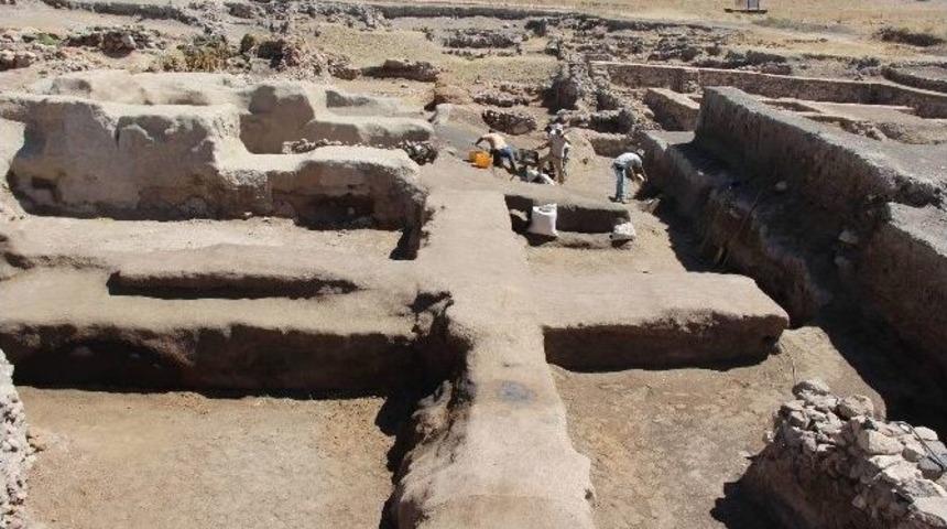 (&ouml;zel Haber) Beş Bin Yıllık Bina &Ccedil;amurla Sıvanarak Korunuyor