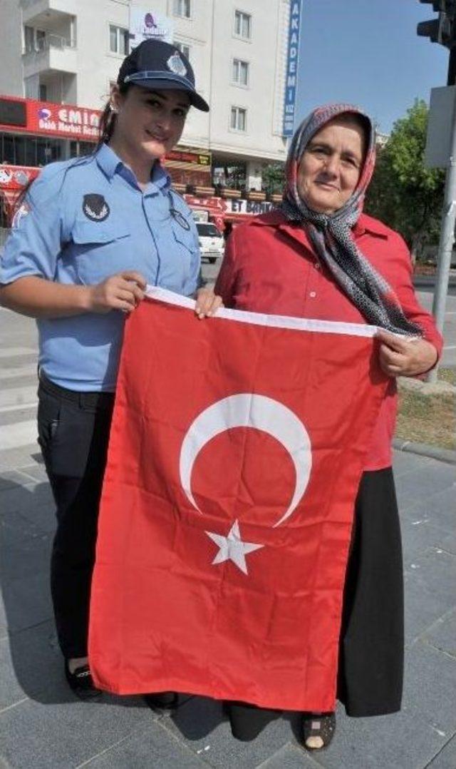 Atakum&rsquo;da 5 Bin Bayrak Dağıtıldı 1