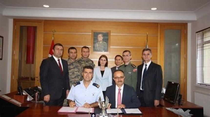 Savaşan Şahinlerin Yuvasını Ormancılar Ağa&ccedil;landıracak