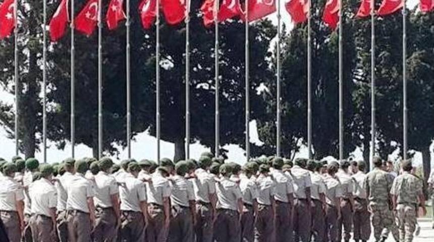 Şehitlikte Duygulandıran Tablo