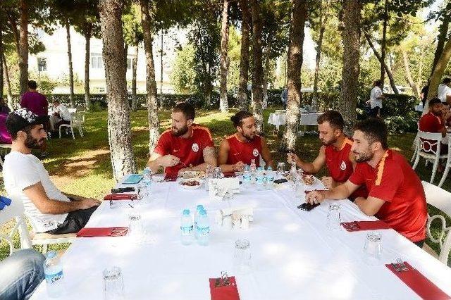 Sneıjder’den Takım Arkadaşlarına Barbekü Partisi