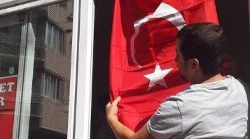 Orhangazi Belediyesi Bayrak Dağıttı