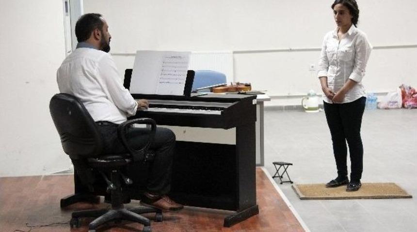 Ağrı İbrahim &Ccedil;e&ccedil;en &Uuml;niversitesi Yetenek Sınavlarına B&uuml;y&uuml;k İlgi