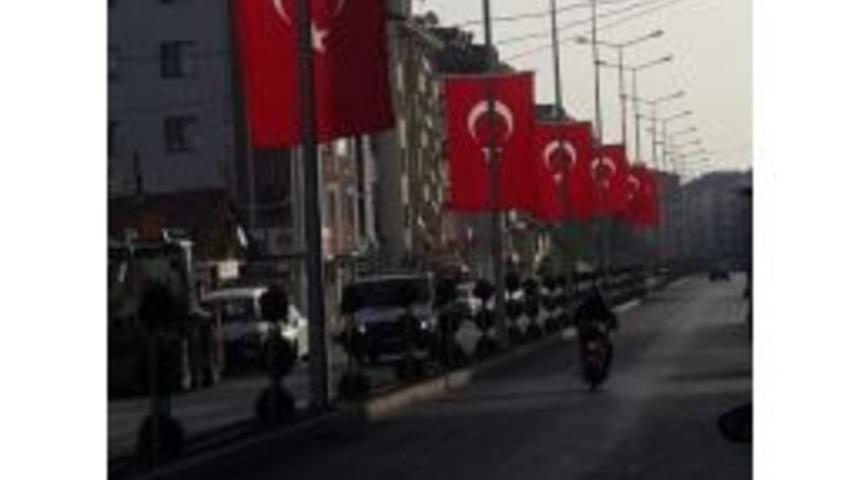 S&uuml;mer Mahallesi T&uuml;rk Bayraklarıyla Donatıldı