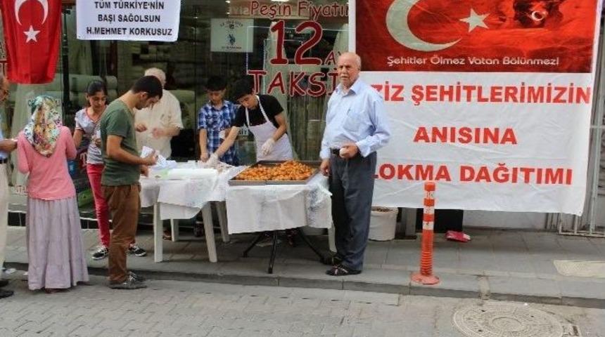 Şehitler İ&ccedil;in Lokma Dağıttı