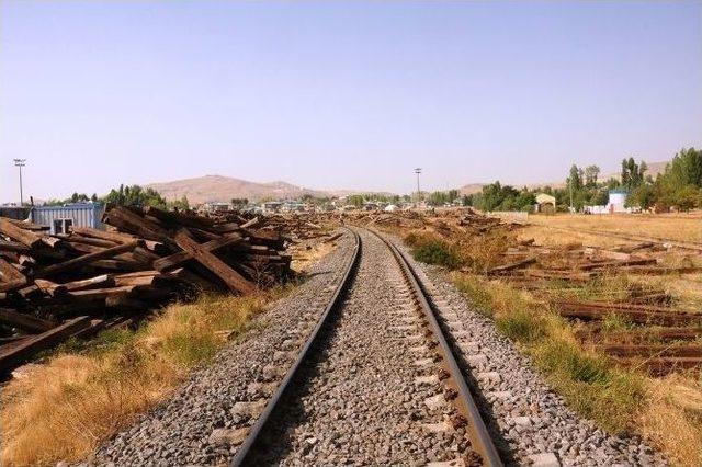 Van’da Tren Rayları Yenileme Çalışmaları