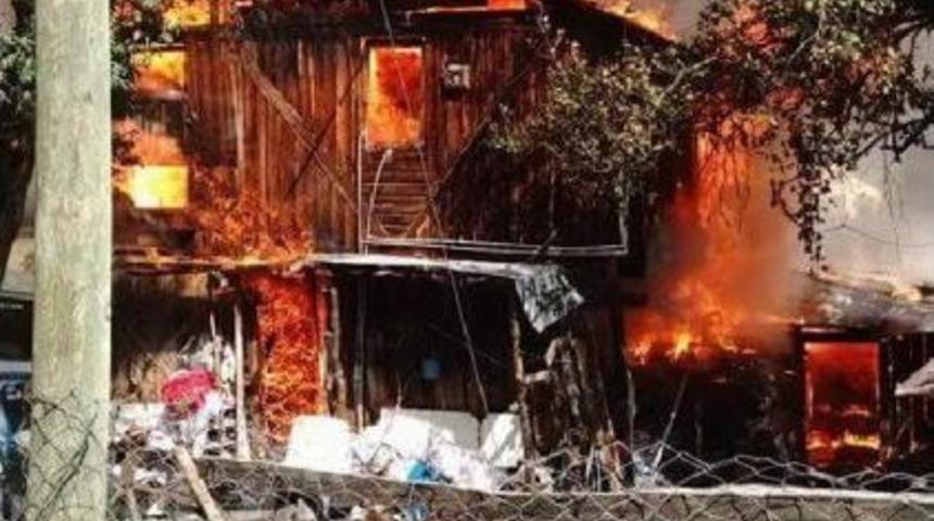 Mudurnu'da 5 Ev, 3 Samanlık Yandı