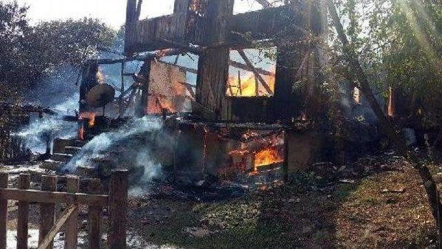 Mudurnu da 5 Ev, 3 Samanlık Yandı 1