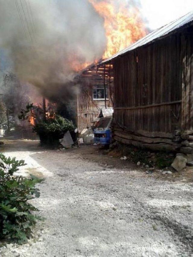 Mudurnu da 5 Ev, 3 Samanlık Yandı 3