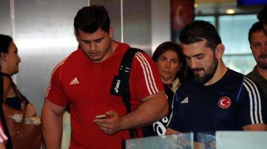 Altın Madalyalı Milli G&uuml;reş&ccedil;iler Yurda D&ouml;nd&uuml;