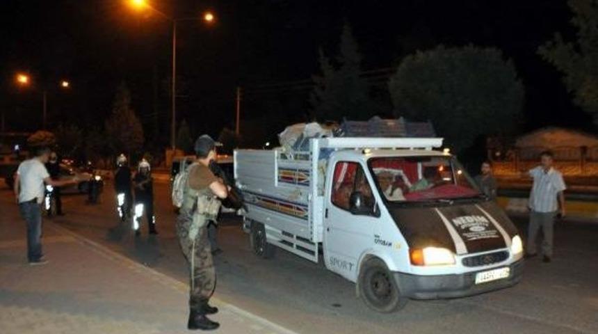 Ter&ouml;rist Taşıdığı Ihbar Edilen Kamyonet Polisi Alarma Ge&ccedil;irdi