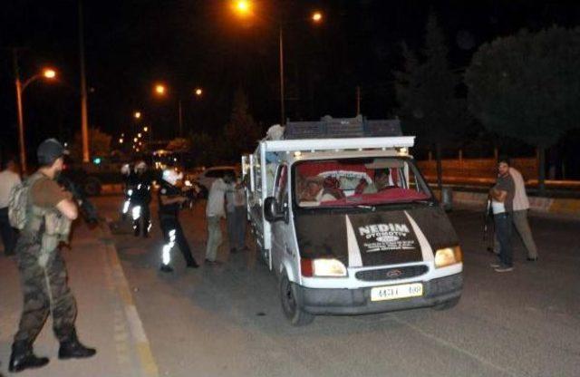 Ter&ouml;rist Taşıdığı Ihbar Edilen Kamyonet Polisi Alarma Ge&ccedil;irdi 2
