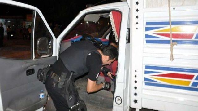 Ter&ouml;rist Taşıdığı Ihbar Edilen Kamyonet Polisi Alarma Ge&ccedil;irdi 3
