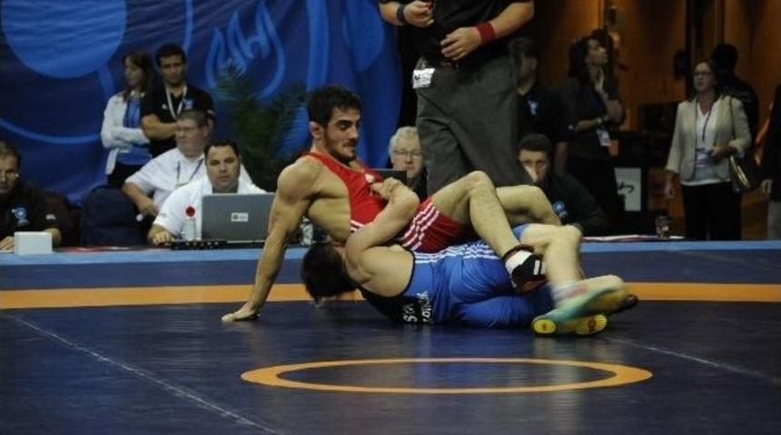 D&uuml;nya G&uuml;reş Şampiyonası&rsquo;nda Millilerin Başarısı S&uuml;r&uuml;yor