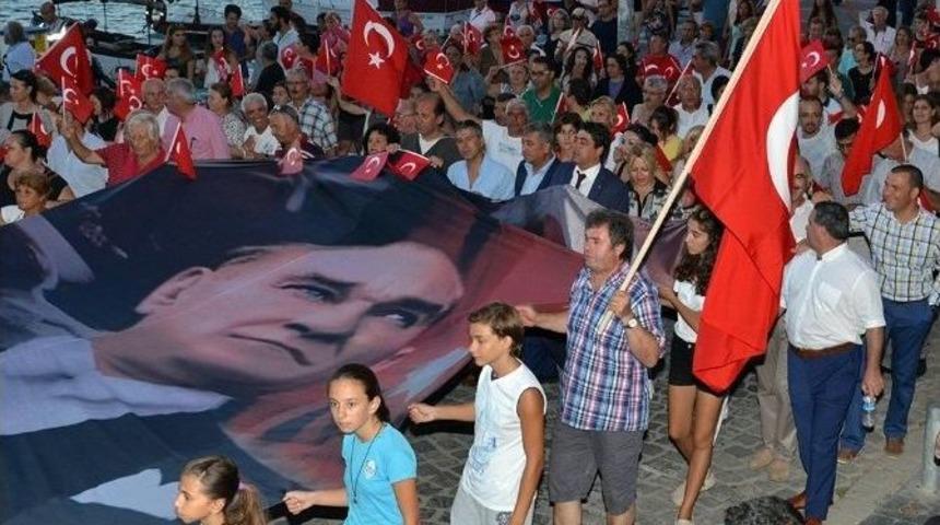 Foçalılar, Kurtuluş Günü Ve Şehitler İçin Yürüdü