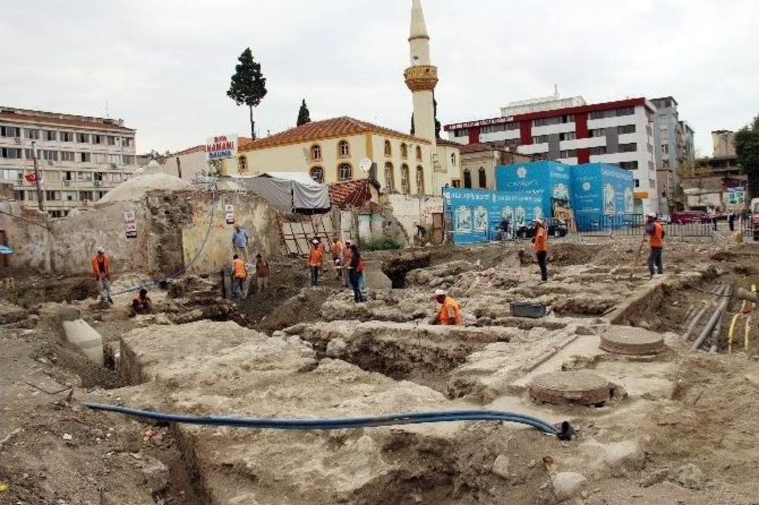 Saathane Meydanı&rsquo;nda Tarih Fışkırıyor