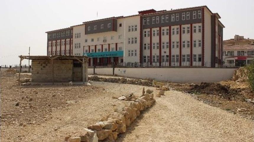 Okul Yolu Taş Ve Tel &Ouml;rg&uuml; İle Kapatıldı