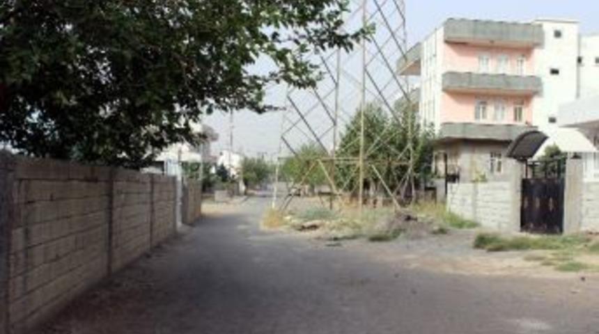 Y&uuml;ksek Gerilim Hattı Yol Ortasında Kaldı