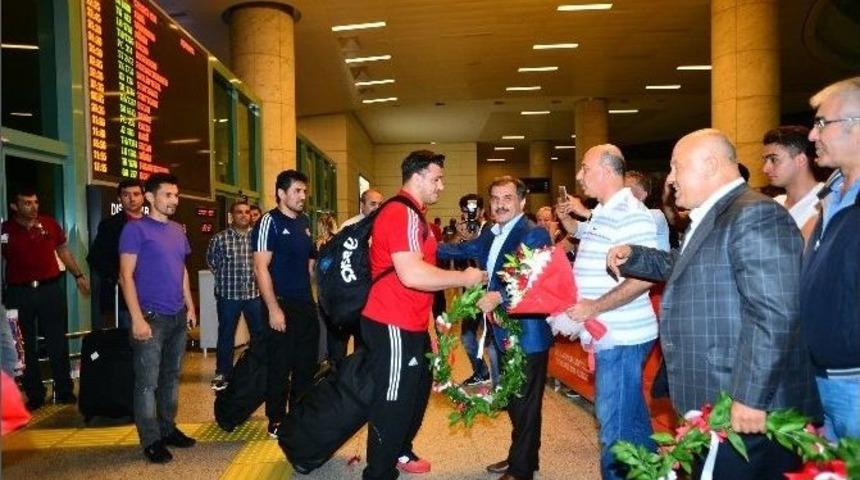 Şampiyon, Yurda D&ouml;nd&uuml;&hellip;