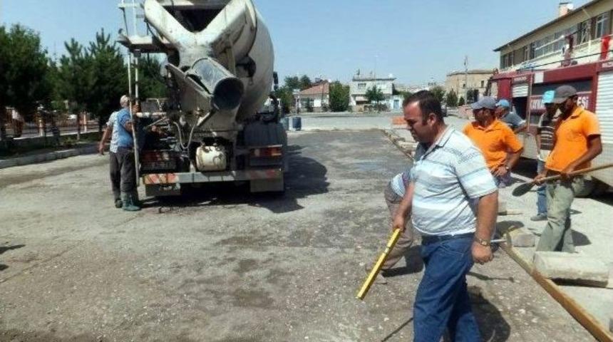 Kaymaklı Belediyesi Okul Bah&ccedil;elerinde D&uuml;zenleme Yapıyor