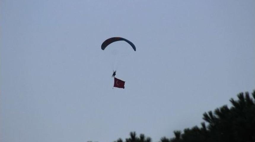 Ter&ouml;r&uuml; Kınamak İ&ccedil;in Havada T&uuml;rk Bayrağı A&ccedil;tı