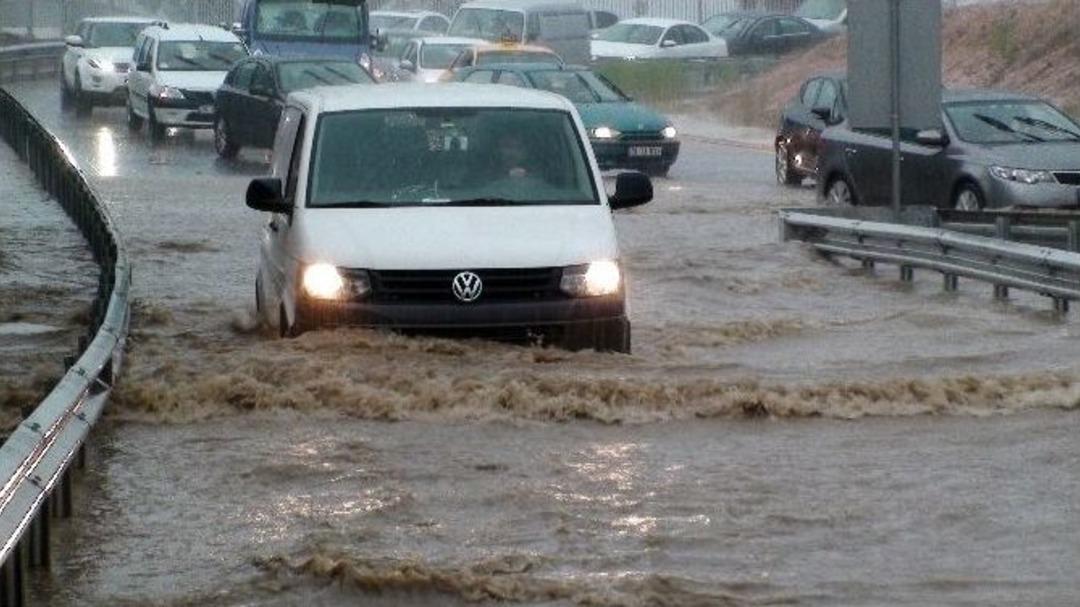 Anadolu Yakasında Sağanak Yağış