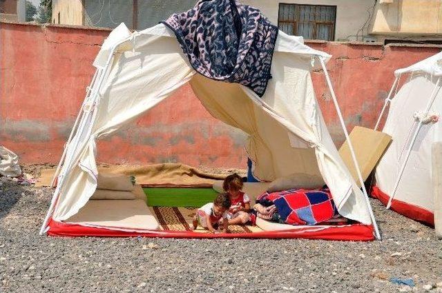 Tır Garajındaki Mülteciler İçin Yeni Çadırlar Kuruldu