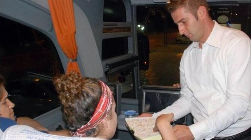 Doğuya Giden Yolculara Lokum İkramı