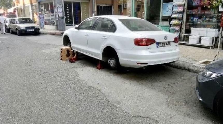 Park Halindeki Otomobillerin Lastiklerini Kestiler