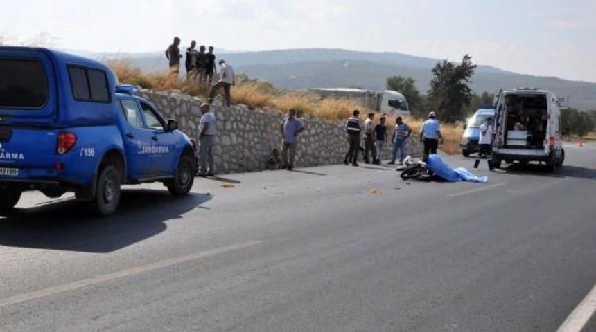Kamyona Arkadan &Ccedil;arpan Motosikletli &Ouml;ld&uuml;