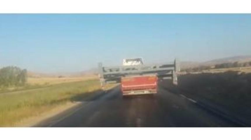 Direk Taşıyan Tır Trafiği Tehlikeye Soktu