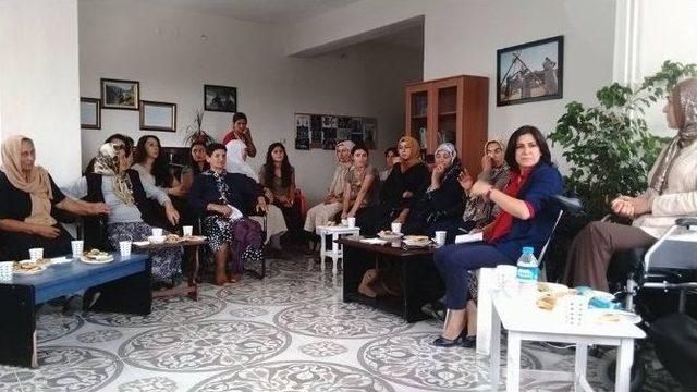 Varto’da Savuşka Kadın Merkezi’nde Sohbet Toplantısı