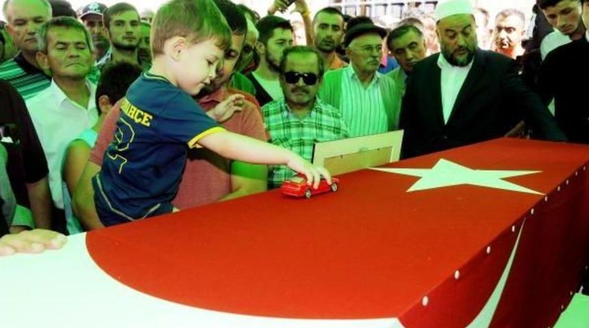 Fenerbah&ccedil;e'den Şehit Polisin K&uuml;&ccedil;&uuml;k Yeğenine Imzalı Forma