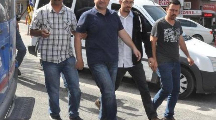 Meslekten Ihra&ccedil; Edilen Hakim Kara&ccedil;&ouml;l, K&uuml;tahya'da G&ouml;zaltına Alındı (2)