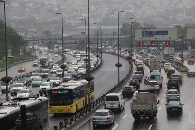 İstanbul'da Yağmur Sonrası Trafik Felç Oldu....