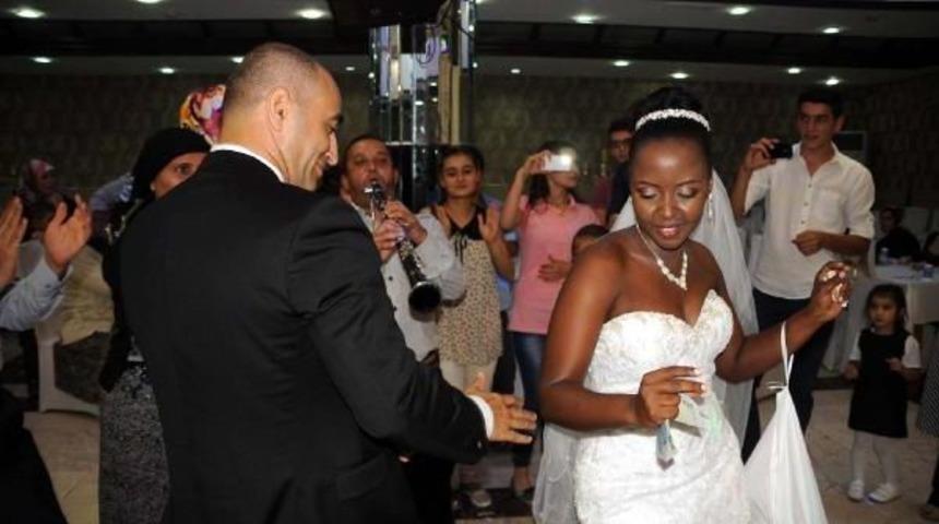 Abd'de Tanışan T&uuml;rk Damat Ile Burundili Geline 3 &Uuml;lkede D&uuml;ğ&uuml;n