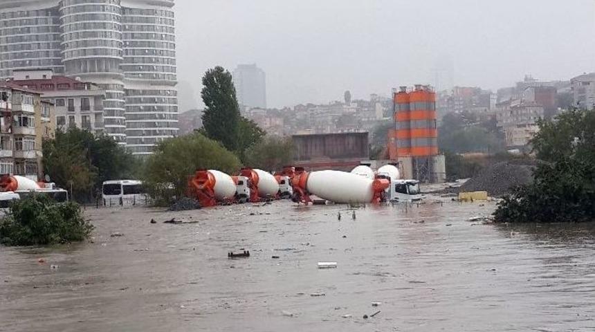 Kurbağalıdere Taştı, Kamyonlar Sular Altında Kaldı