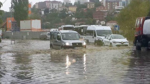 Kurbağalıdere Taştı, Kamyonlar Sular Altında Kaldı