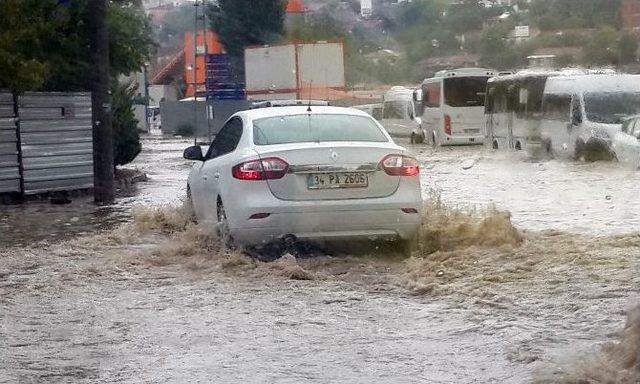 Kurbağalıdere Taştı, Kamyonlar Sular Altında Kaldı